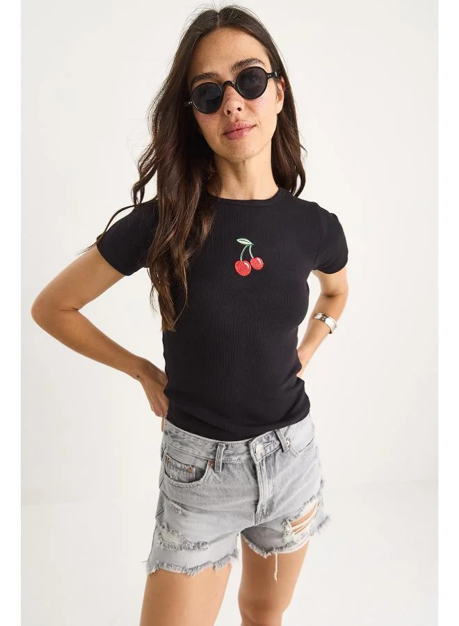 جينجر تيشيرت بياقة دائرية وطبعة كرز