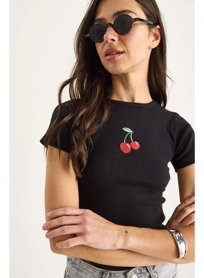 جينجر تيشيرت بياقة دائرية وطبعة كرز