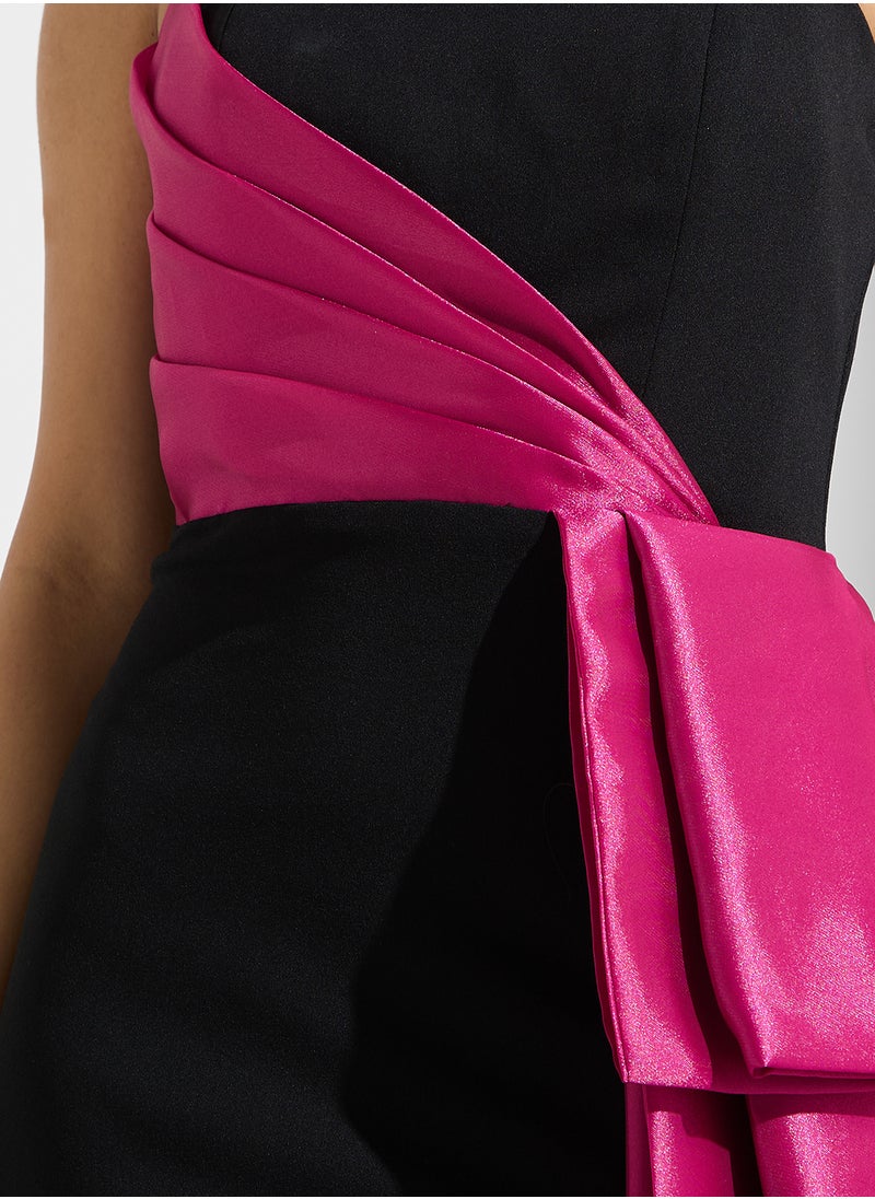 Namshi x Off Shoulder Gown With Contrast Trail  - Image 4