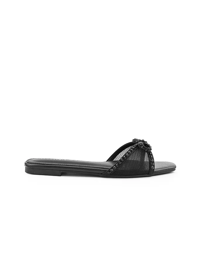 أيقون Simple and clean flat sandal for everyday wear.