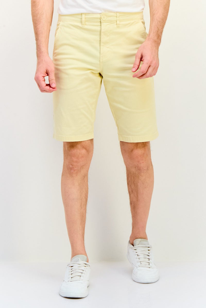 Celio شورتات تشينو صلبة للرجال، أصفر - Image 1