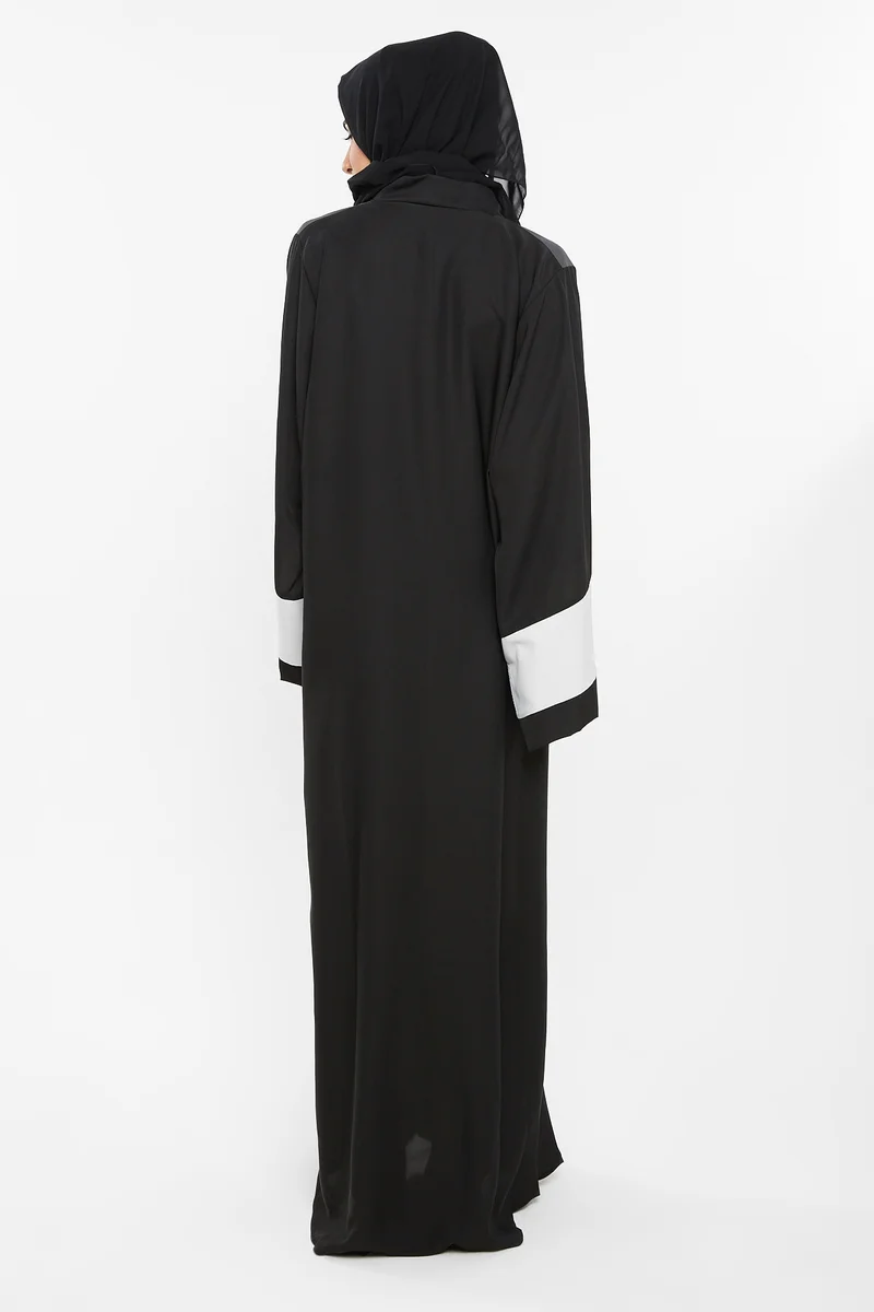 النخبة A casual duo-colored abaya in grey and pale grey with cross cut detail -AJ143A