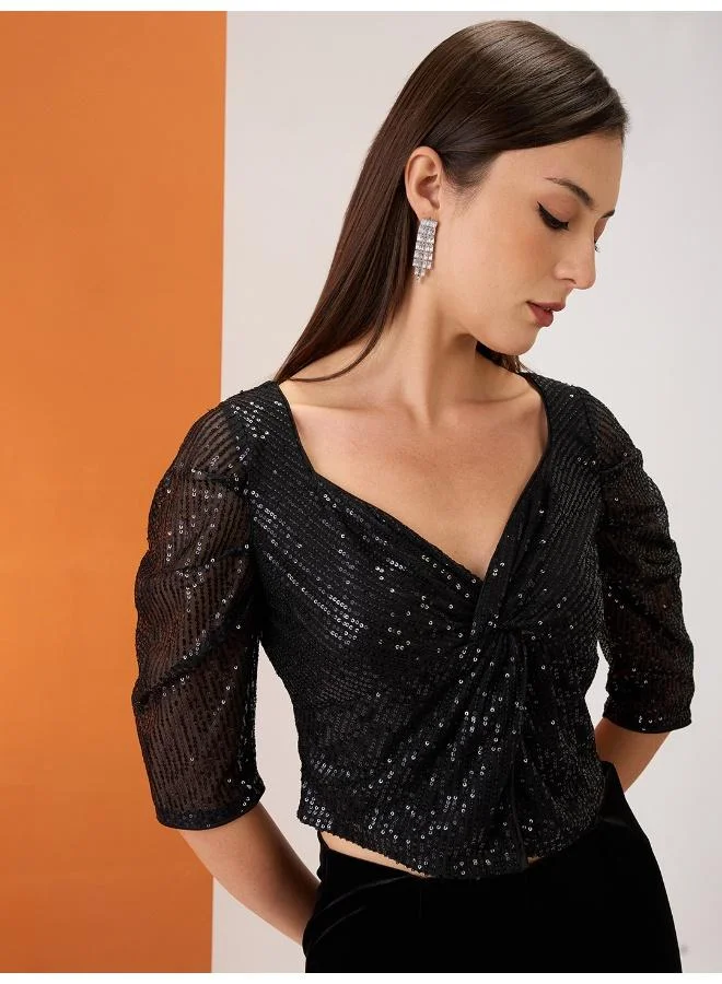 جلو باص بلوزة نسائية قصيرة سوداء بياقة قلب وأكمام مكشكشة وتفاصيل مجدولة وترتر للحفلات