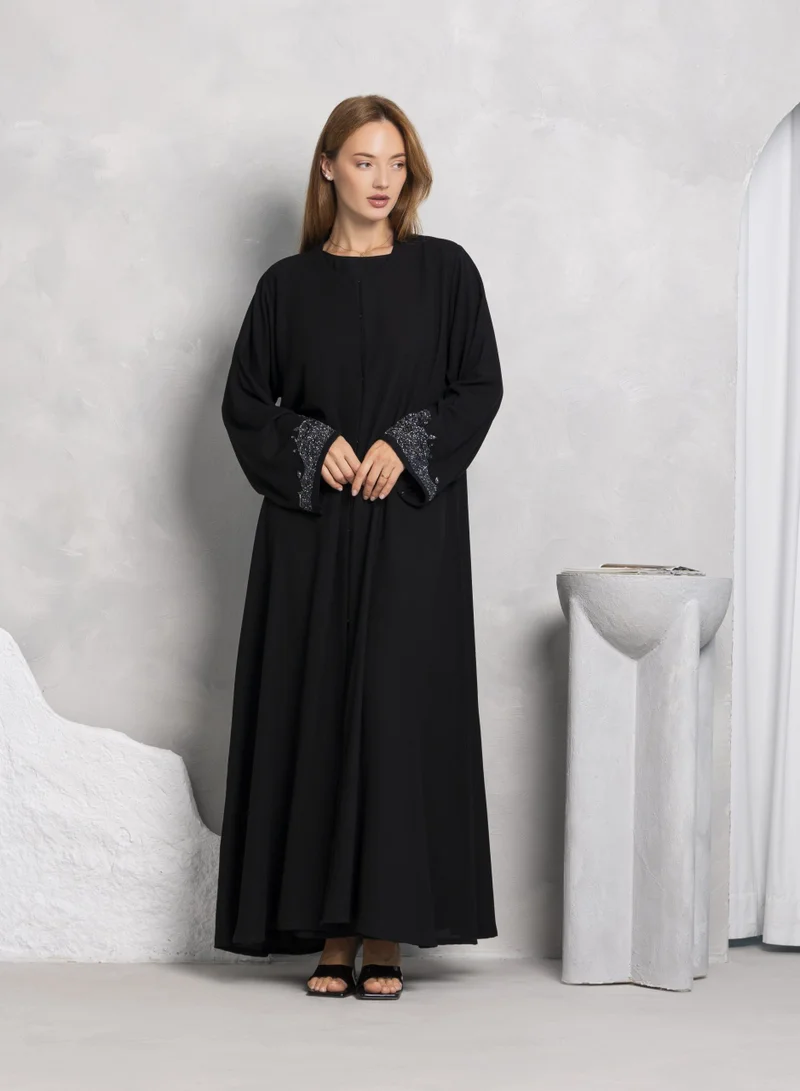 نيكياس عباية كريب مع تطريز يدوي أنيق