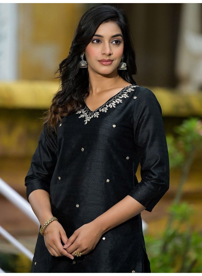 AKS Floral Embroidered Regular Straight Kurta with Trousers - Image 2