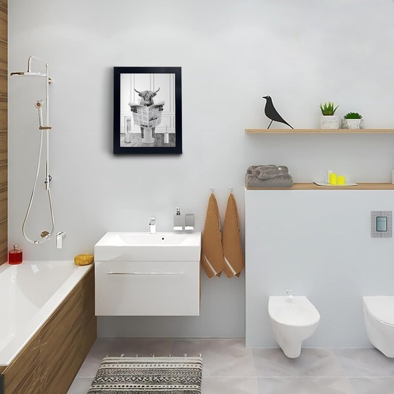 YongArt ديكور الحمام بإطار أسود من يونغ آرت، فن جدار بقرة مرتفعة مضحكة في حوض الاستحمام، صورة بقرة بالأبيض والأسود في الحمام، فن حيوانات مضحك لحمام، ديكور غرفة النوم، ديكور حمام الأطفال - Image 5