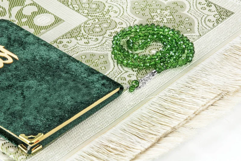 ايهفان اونلاين Ihvan Online Velvet Book of Yasin Bag Size Prayer Rug with Tasbih Boxed Green