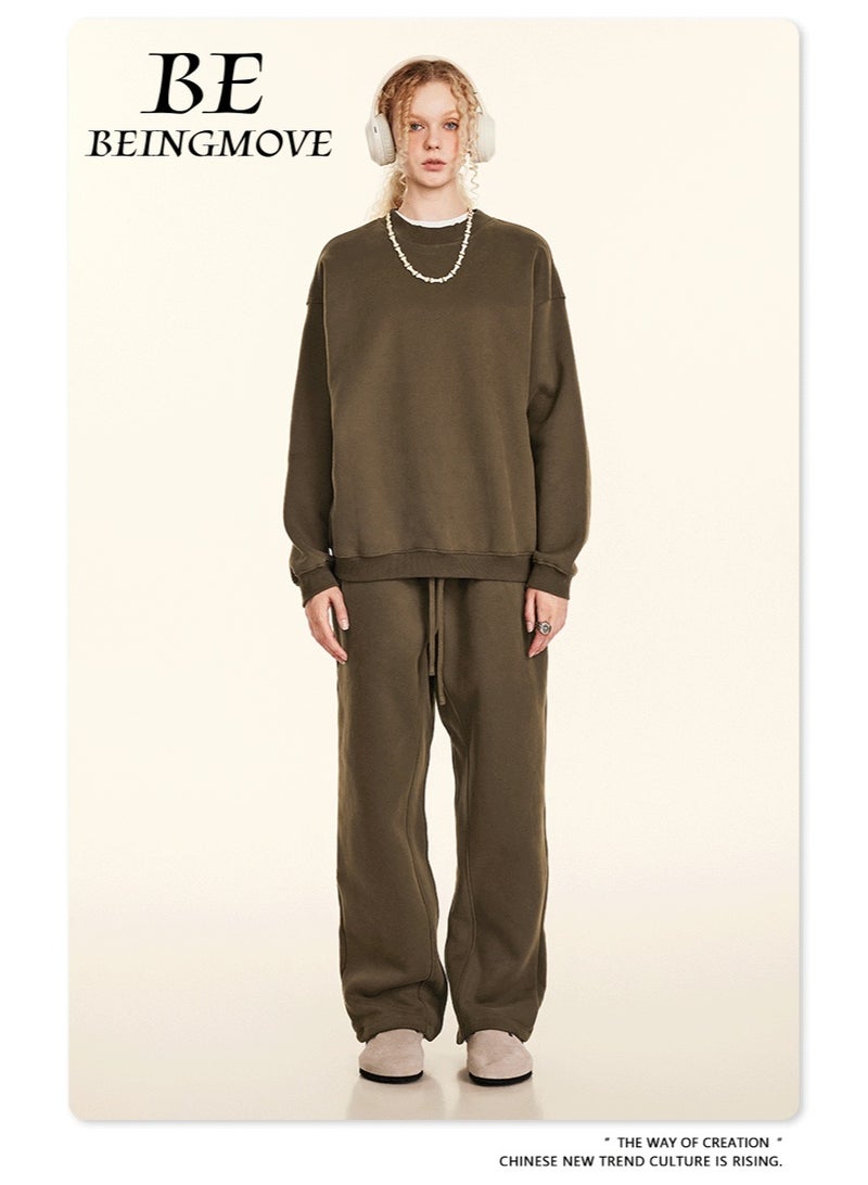 بى طقم هودي جديد من ماركة أمريكية عصرية لعام ٢٠٢٥، مكون من قطعتين: هودي بأكمام طويلة مبطن بالفرو وياقة دائرية، وبنطال رياضي بقصة مستقيمة، طقم كاجوال للجنسين (بني). - Image 1