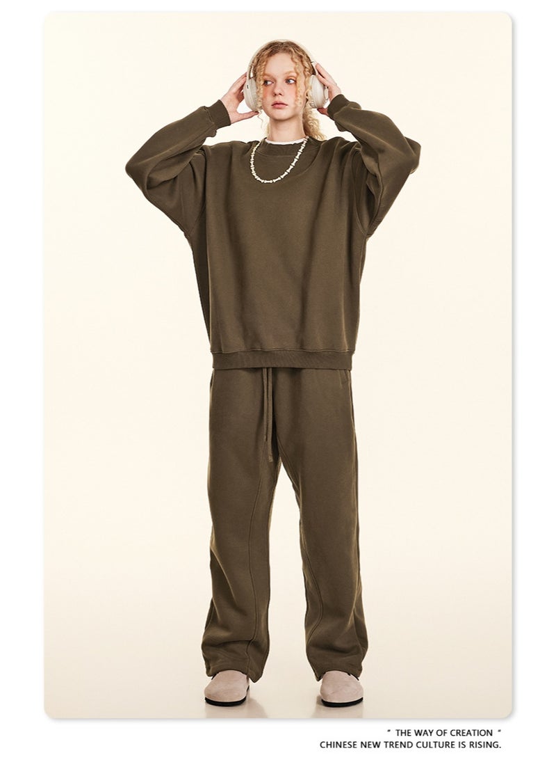 بى طقم هودي جديد من ماركة أمريكية عصرية لعام ٢٠٢٥، مكون من قطعتين: هودي بأكمام طويلة مبطن بالفرو وياقة دائرية، وبنطال رياضي بقصة مستقيمة، طقم كاجوال للجنسين (بني). - Image 3