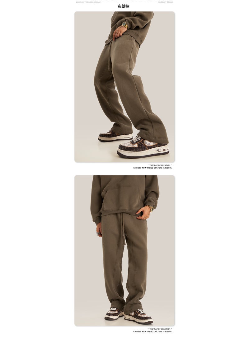 بى طقم هودي جديد من ماركة أمريكية عصرية لعام ٢٠٢٥، مكون من قطعتين: هودي بأكمام طويلة مبطن بالفرو وياقة دائرية، وبنطال رياضي بقصة مستقيمة، طقم كاجوال للجنسين (بني). - Image 5