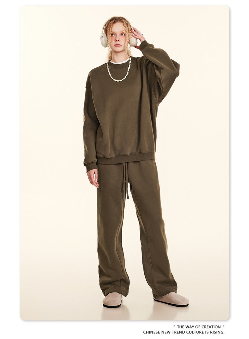 بى طقم هودي جديد من ماركة أمريكية عصرية لعام ٢٠٢٥، مكون من قطعتين: هودي بأكمام طويلة مبطن بالفرو وياقة دائرية، وبنطال رياضي بقصة مستقيمة، طقم كاجوال للجنسين (بني). - Image 2