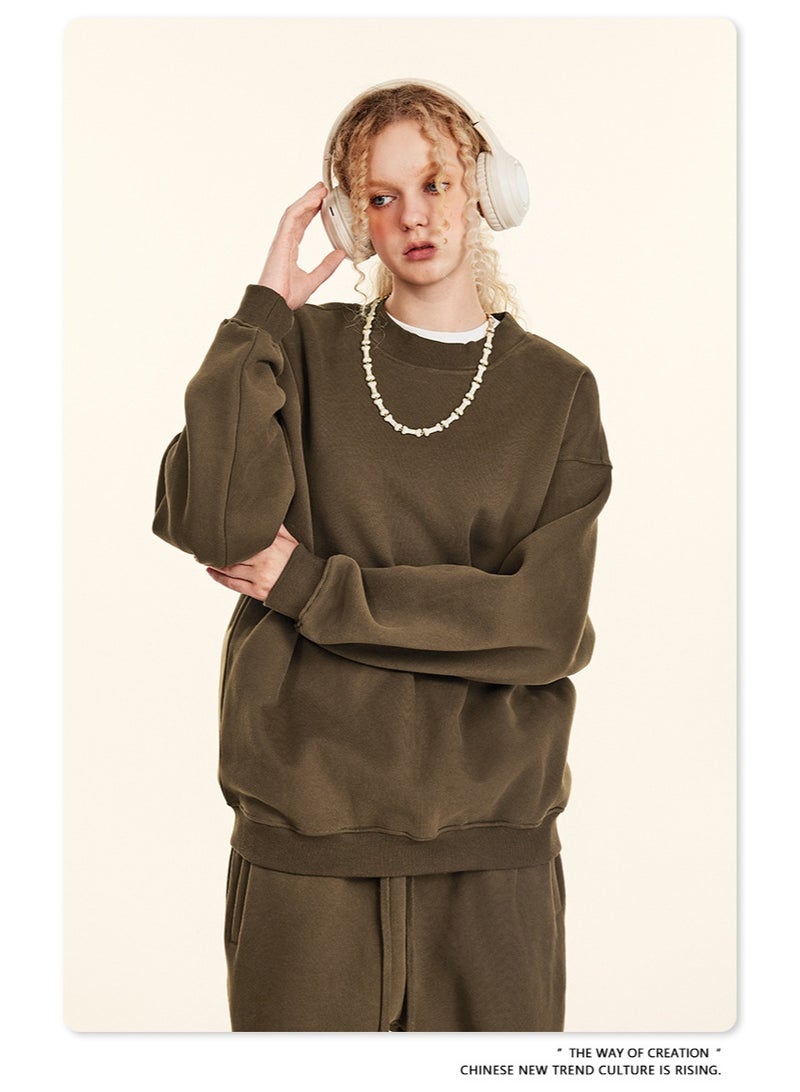 بى طقم هودي جديد من ماركة أمريكية عصرية لعام ٢٠٢٥، مكون من قطعتين: هودي بأكمام طويلة مبطن بالفرو وياقة دائرية، وبنطال رياضي بقصة مستقيمة، طقم كاجوال للجنسين (بني). - Image 4