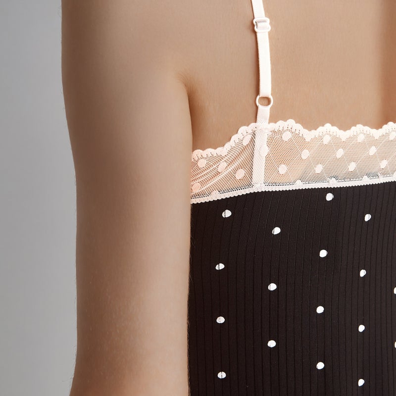 سبلاش فيڤ طقم كاميسول وشورت من الدانتيل بنقاط البولكا - Image 4