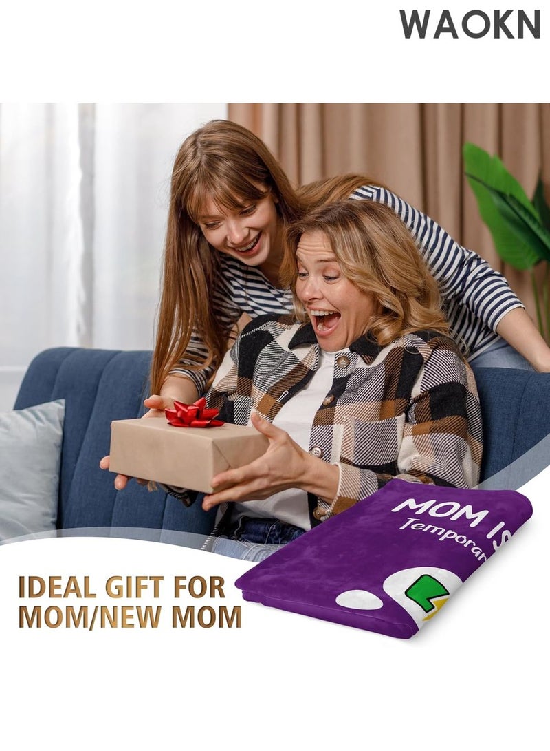 دبليو أيه أو كي أن بطانية ركنية مضحكة لمنع الشخير للأم - بطانية عملية لقيلولة السفر، 60 بوصة × 50 بوصة، مصنوعة من الصوف الناعم، هدية لأعياد الميلاد والتقاعد - أفضل هدية من الابنة/الابنة للأم - هدايا مبتكرة بتصميم فكاهي (أرجواني) - Image 2