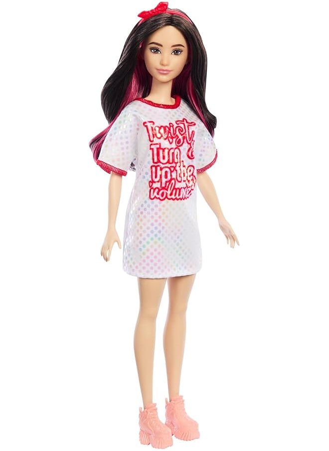 باربي Fashionistas Doll 214 شعر أسود مموج مع فستان Twist 'N' Turn وإكسسوارات الذكرى السنوية الخامسة والستين  - Image 1