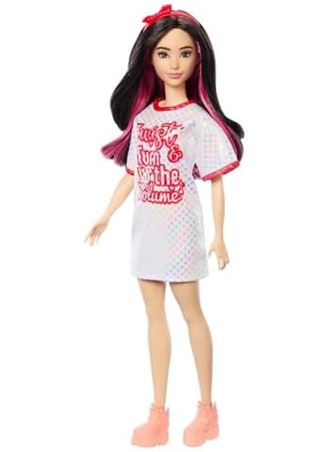 باربي Fashionistas Doll 214 شعر أسود مموج مع فستان Twist 'N' Turn وإكسسوارات الذكرى السنوية الخامسة والستين  - Image 4