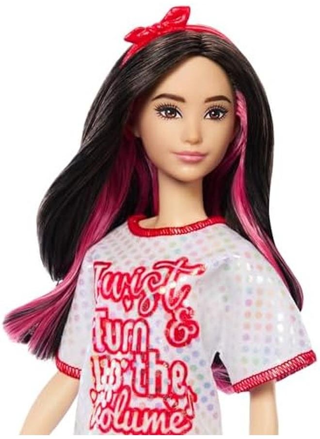 باربي Fashionistas Doll 214 شعر أسود مموج مع فستان Twist 'N' Turn وإكسسوارات الذكرى السنوية الخامسة والستين  - Image 3