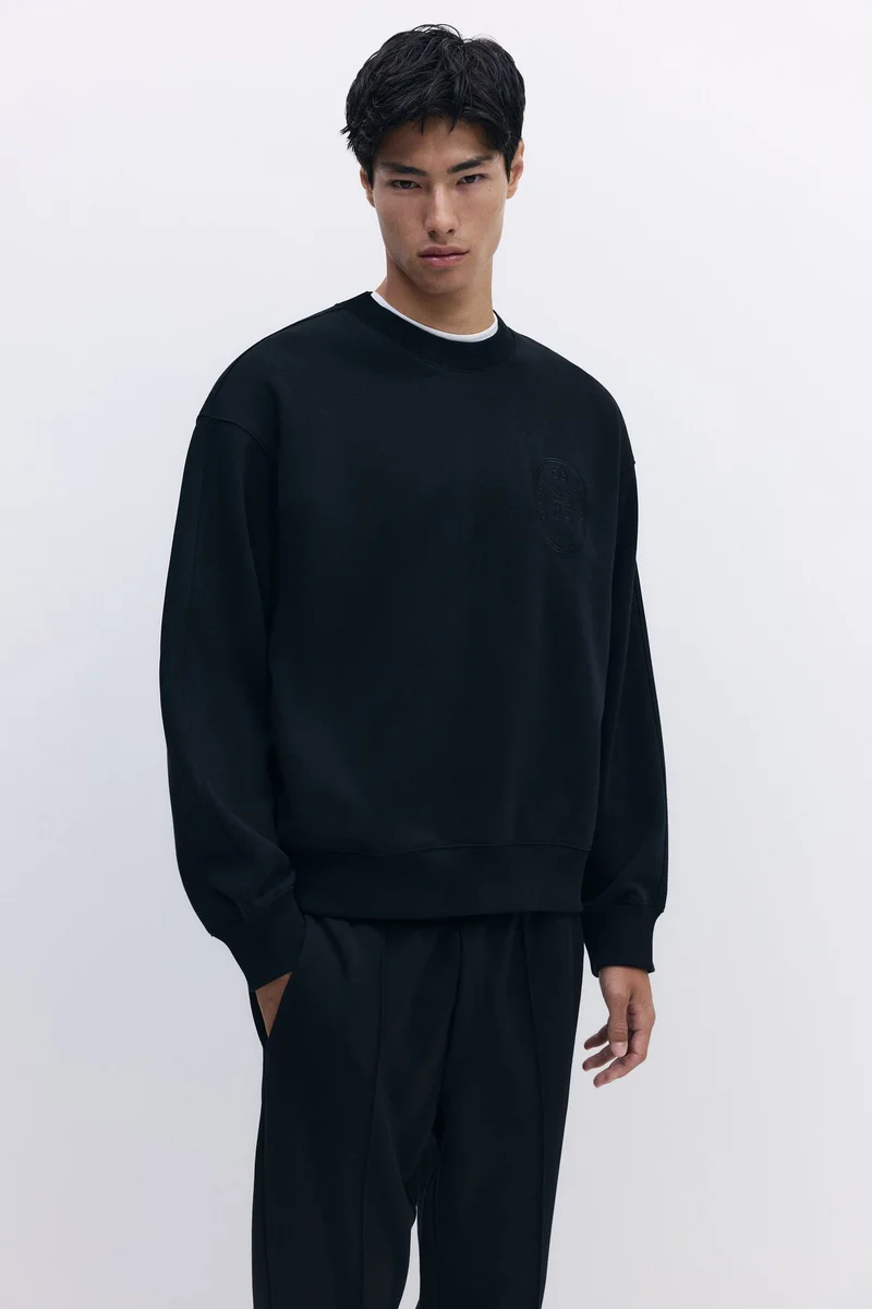 اتش اند ام سويت شيرت بطبعة بقصّة عادية