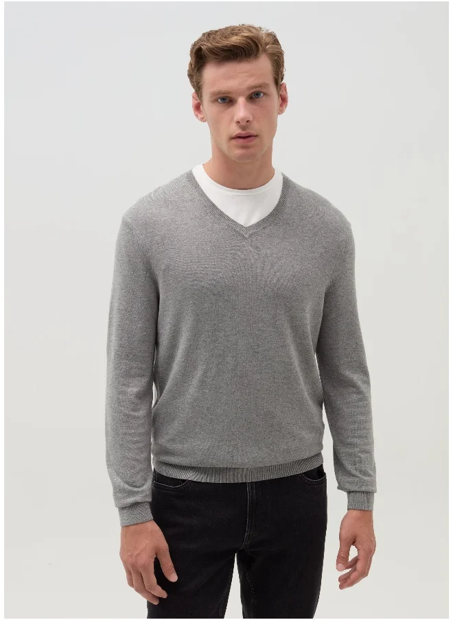 او في اس V-neck pullover