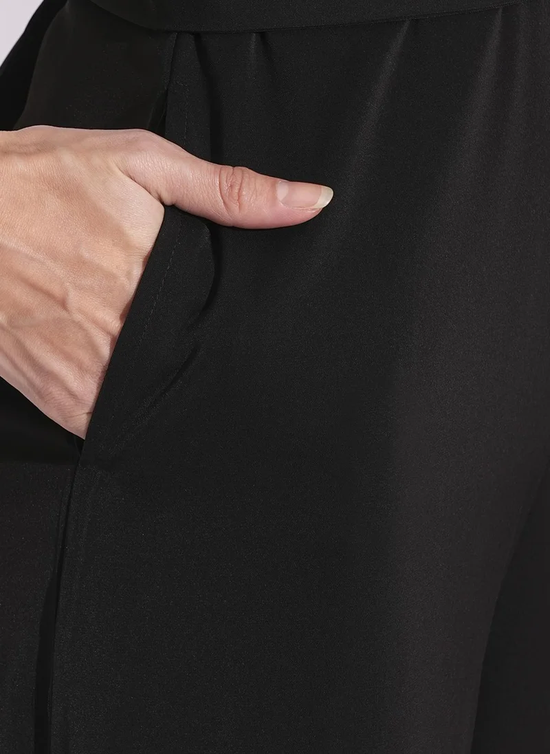 جلو باص جمبسوت ساتان نسائي بياقة قارب وأكمام كيب وتفاصيل ربط من جلوبس