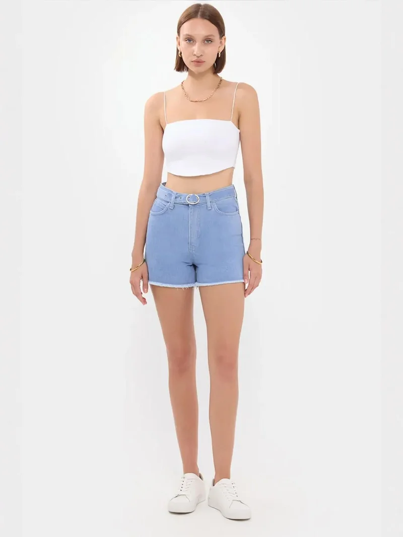 زوبعة شورت جينز قصير بخصر عالٍ وحافة ملساء