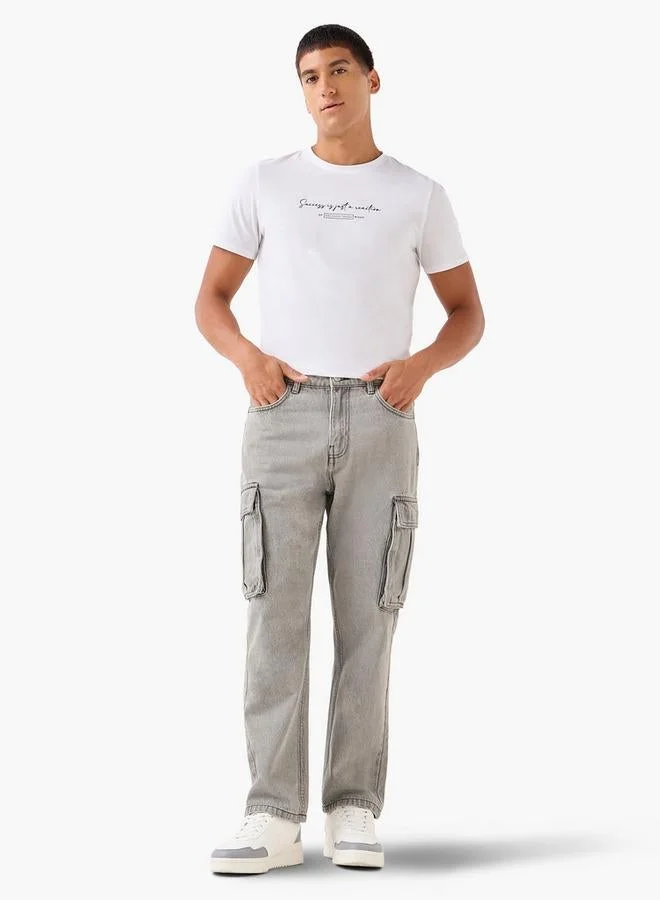 ايكونيك تيشيرت رجالي مطبوع بأكمام قصيرة وياقة دائرية بقصة ضيقة