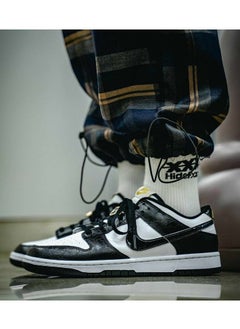 نايكي حذاء تزلج Dunk Sb للجنسين بلون الباندا  - Image 1