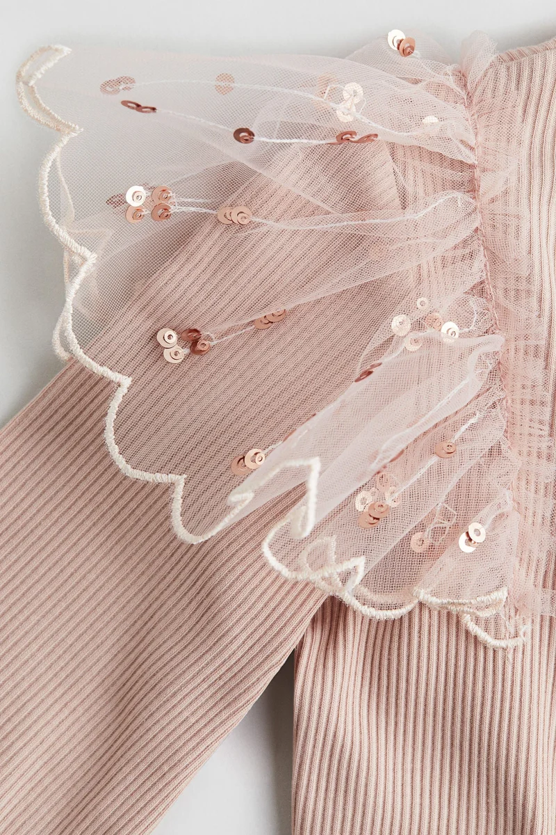 اتش اند ام بلوزة قطنية مزينة بتفاصيل من التول