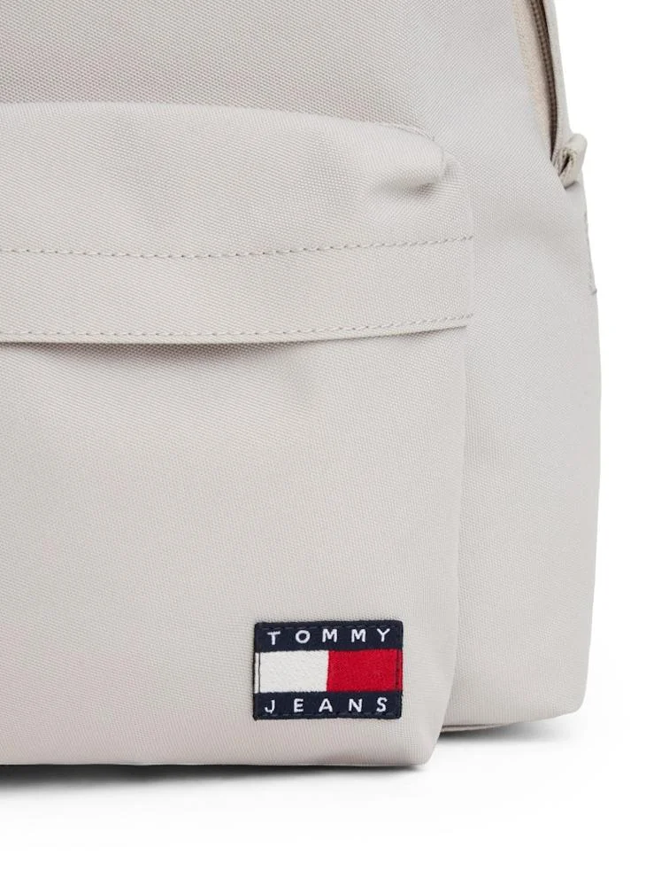 تومي جينز حقيبة ظهر مزينة بشعار العلامة التجارية