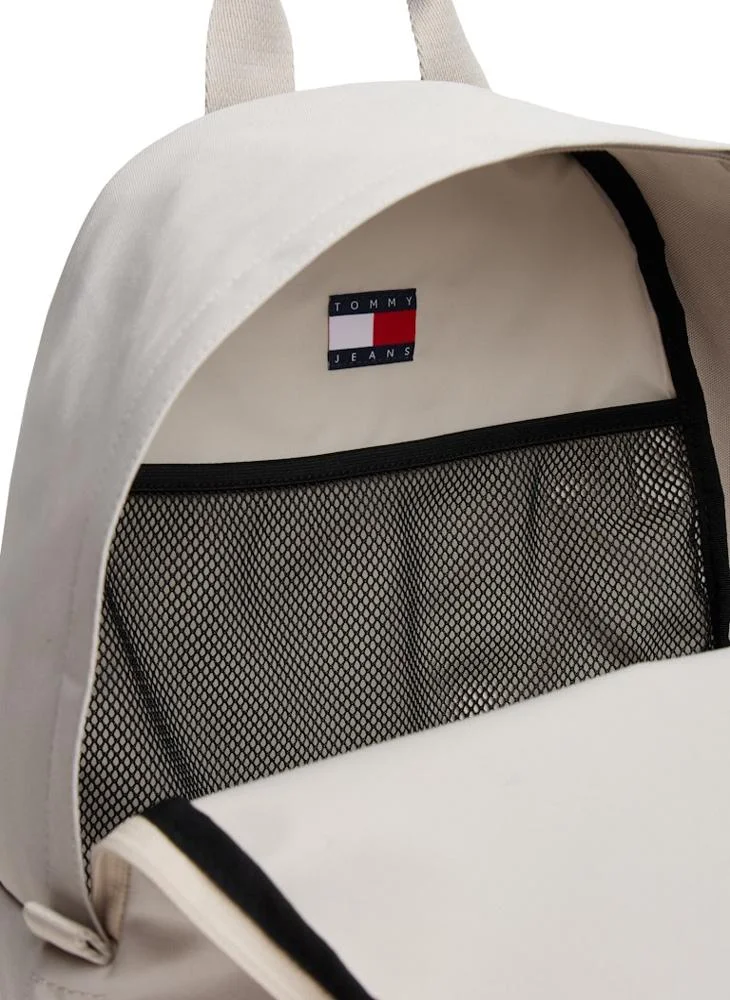 تومي جينز حقيبة ظهر مزينة بشعار العلامة التجارية