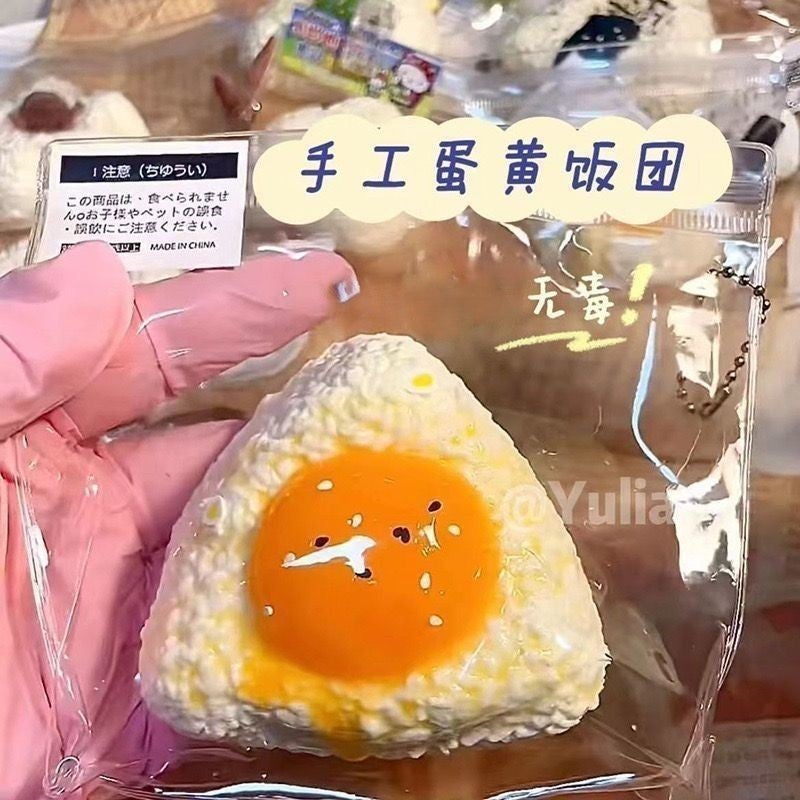 لعبة سكويزي شعبية من Xiaohongshu على شكل مثلث لكرة أرز بصفار بيض مملح، لعبة سكويزي سيليكون بطيئة الارتداد لتخفيف التوتر، لعبة طعام واقعية - Image 3