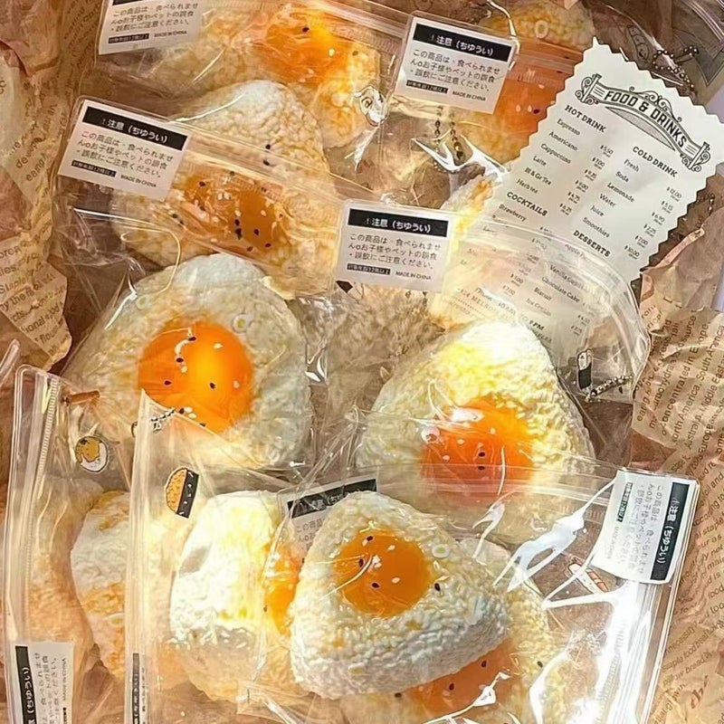 لعبة سكويزي شعبية من Xiaohongshu على شكل مثلث لكرة أرز بصفار بيض مملح، لعبة سكويزي سيليكون بطيئة الارتداد لتخفيف التوتر، لعبة طعام واقعية - Image 4