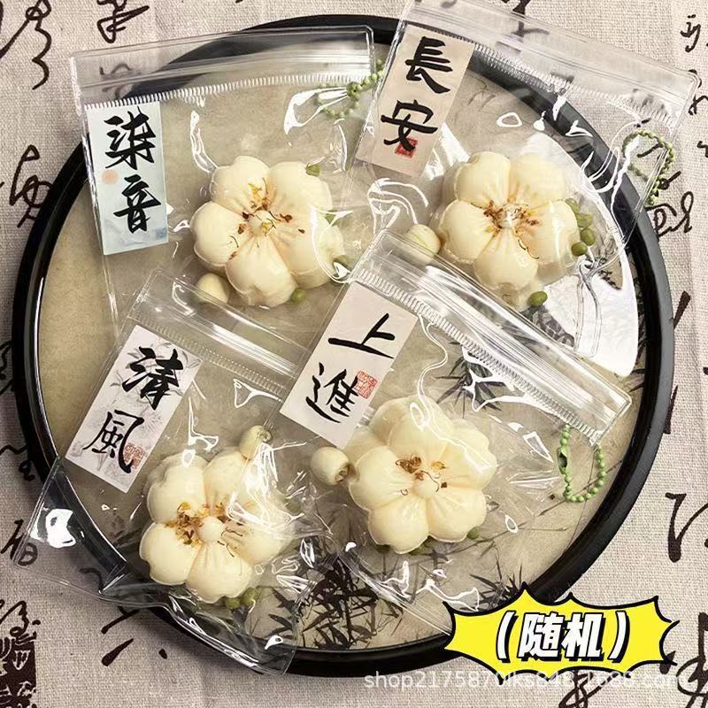 لعبة سكويزي شعبية من Xiaohongshu على شكل مثلث لكرة أرز بصفار بيض مملح، لعبة سكويزي سيليكون بطيئة الارتداد لتخفيف التوتر، لعبة طعام واقعية - Image 1