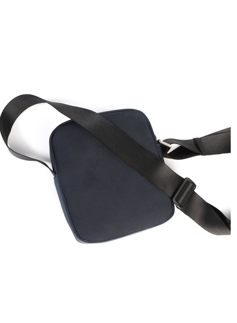 Tommy Hilfiger Plus "Stylish Tommy Hilfiger Blue Crossbody Bag: The Perfect Accessory for Every Occasion! Featuring an Adjustable Strap, Iconic Logo Design, and Ample Storage, It's Ideal for Daily Use and Trendy Outings!"  - Image 3