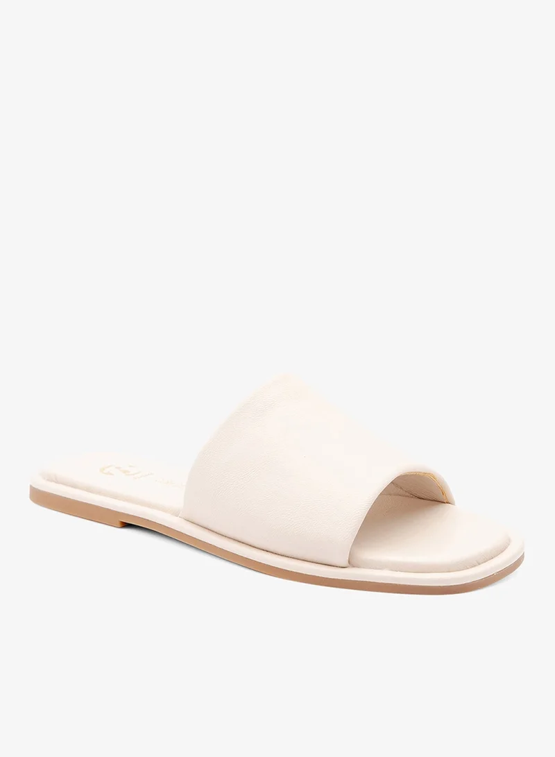 باتا صنادل سلايد مسطحة بسيطة