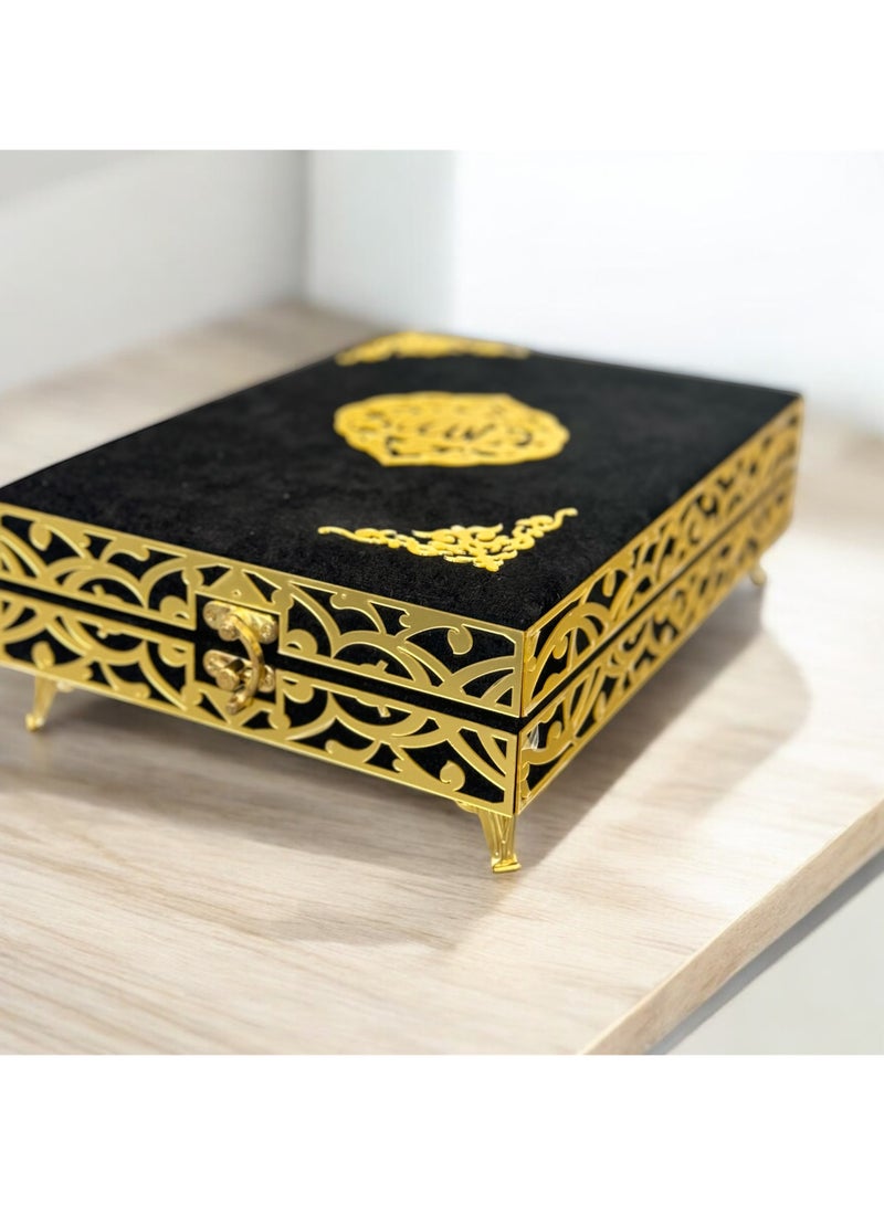 أولودينيز  هدية وديكور مميز  تتكون من مصحف مخمل باللغة العربية موضوع داخل صندوق فاخر ،  الصندوق يحتوي على أسماء الله الحسنى بلون ذهبي رائعة لديكور المنزل أيضا  - Image 4