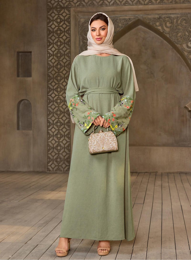 Saraia فستان ماكسي أنيق باللون الأخضر الزيتوني مع أكمام مزينة بتطريز زهور - Image 2