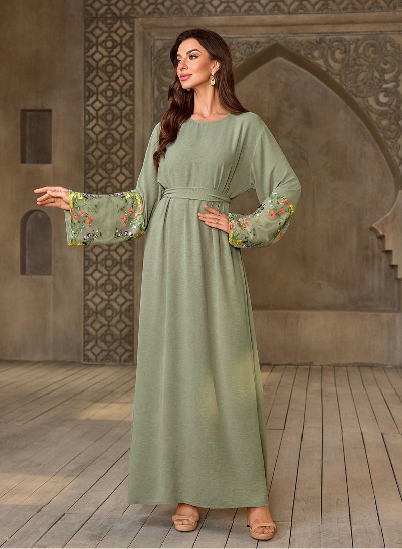 Saraia فستان ماكسي أنيق باللون الأخضر الزيتوني مع أكمام مزينة بتطريز زهور - Image 4