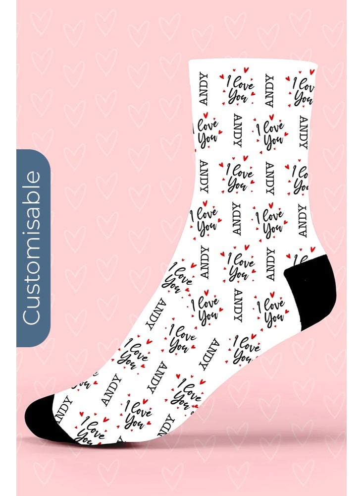 شير ذا لوف  جوارب بيضاء مخصصة باسمك – تصميم الحب والعناق والقلوب - Image 1