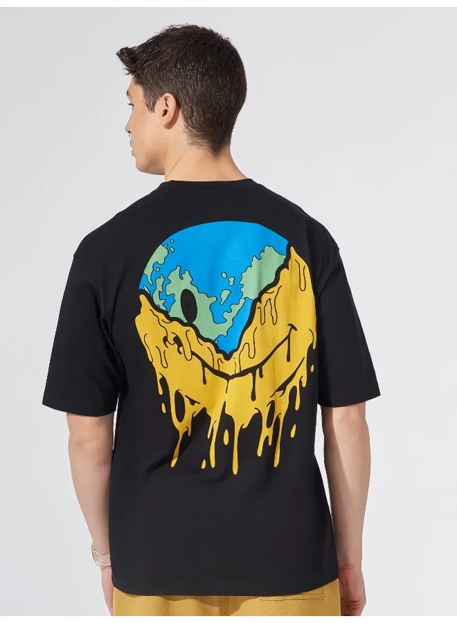 مانياك تيشيرت رجالي قطن مقاس كبير بطبعة خلفية ورقبة دائرية وأكمام 3/4 باللونين الأسود والأصفر