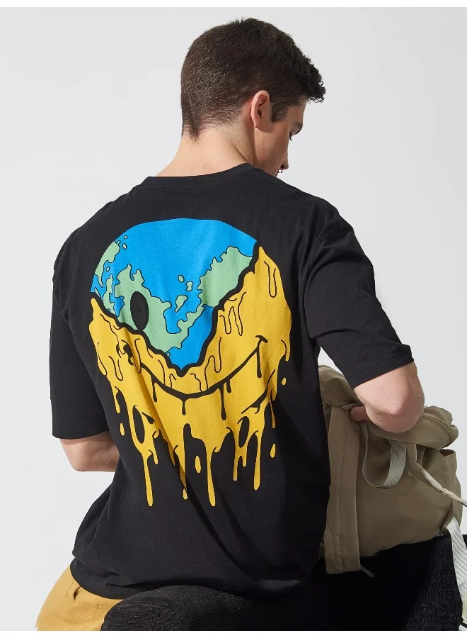 مانياك تيشيرت رجالي قطن مقاس كبير بطبعة خلفية ورقبة دائرية وأكمام 3/4 باللونين الأسود والأصفر