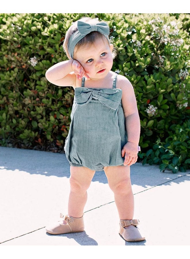 رافيل باتس عصابة رأس من قماش الدنيم خفيف الوزن من RuffleButts® للأطفال/البنات الصغار - من عمر 0 إلى 24 شهرًا - Image 2