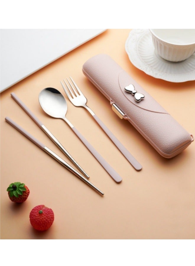 مجموعة أدوات مائدة محمولة من الفولاذ المقاوم للصدأ 304، طقم ملاعق وشوك وعيدان طعام مع صندوق تخزين فيونكة باللون الوردي - Image 1