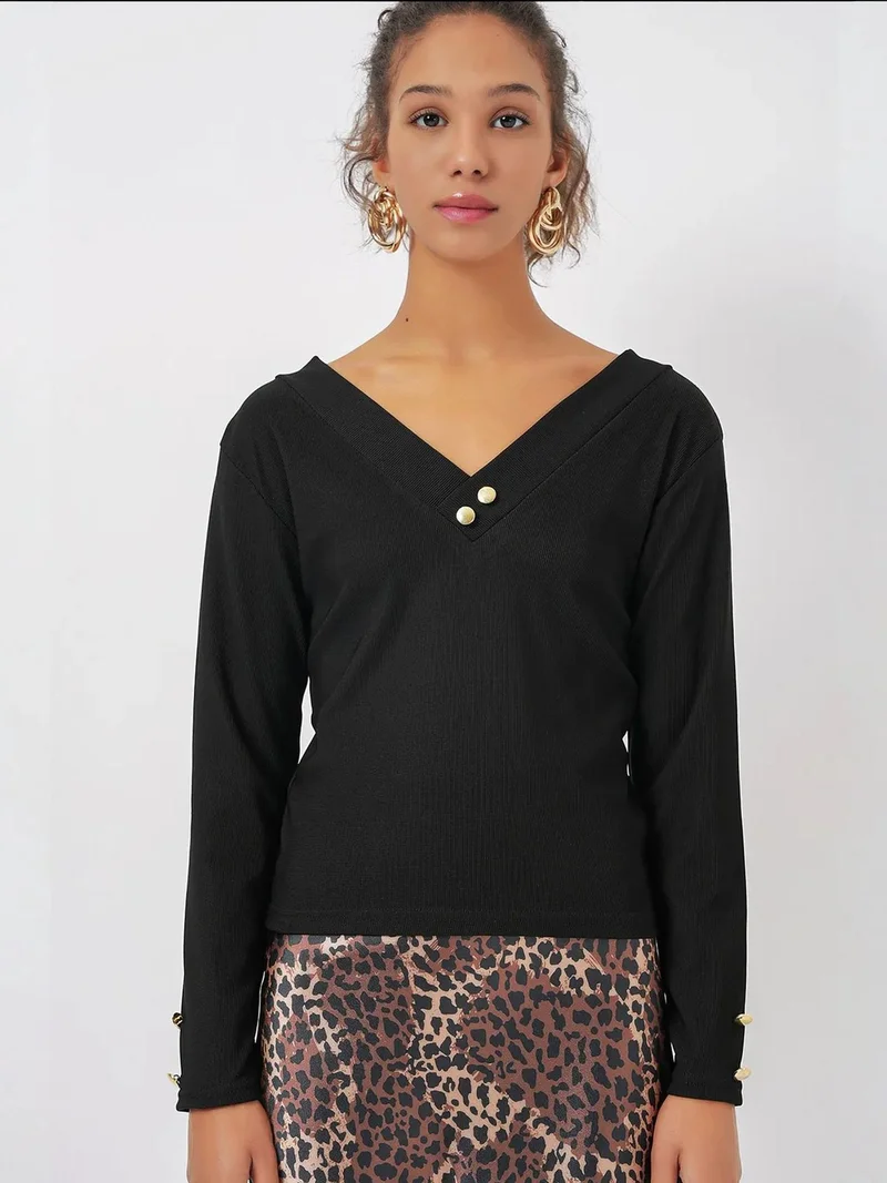 بيغ دارت بودي سوت محبوك بنقشة وياقة على شكل حرف  وأكمام طويلة وإغلاق بأزرار