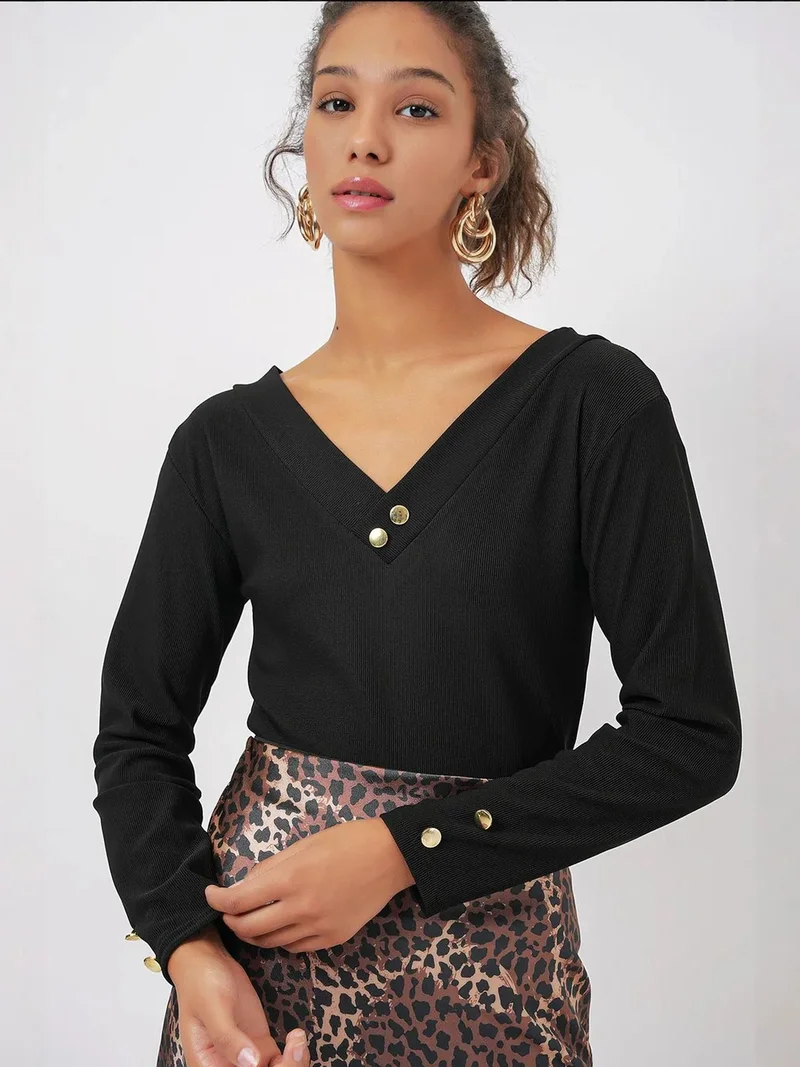 بيغ دارت بودي سوت محبوك بنقشة وياقة على شكل حرف  وأكمام طويلة وإغلاق بأزرار