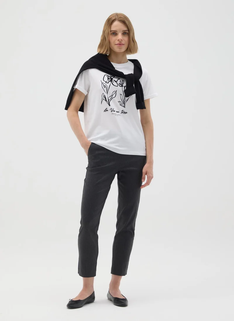 او في اس تيشيرت قطن أبيض نقي بقصة عادية وطبعة زهور