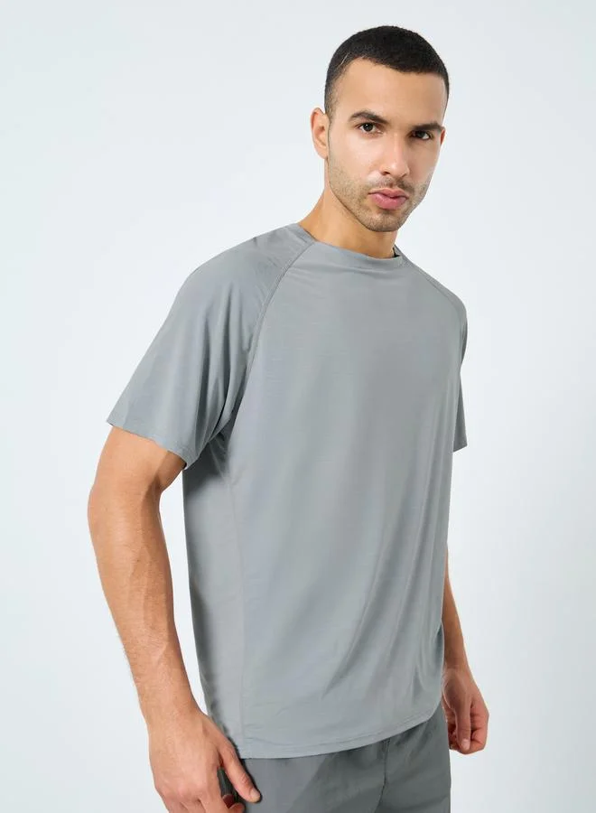ستايلي اكتيف تيشيرت بقصة عادية وتفاصيل طباعة على الكتف