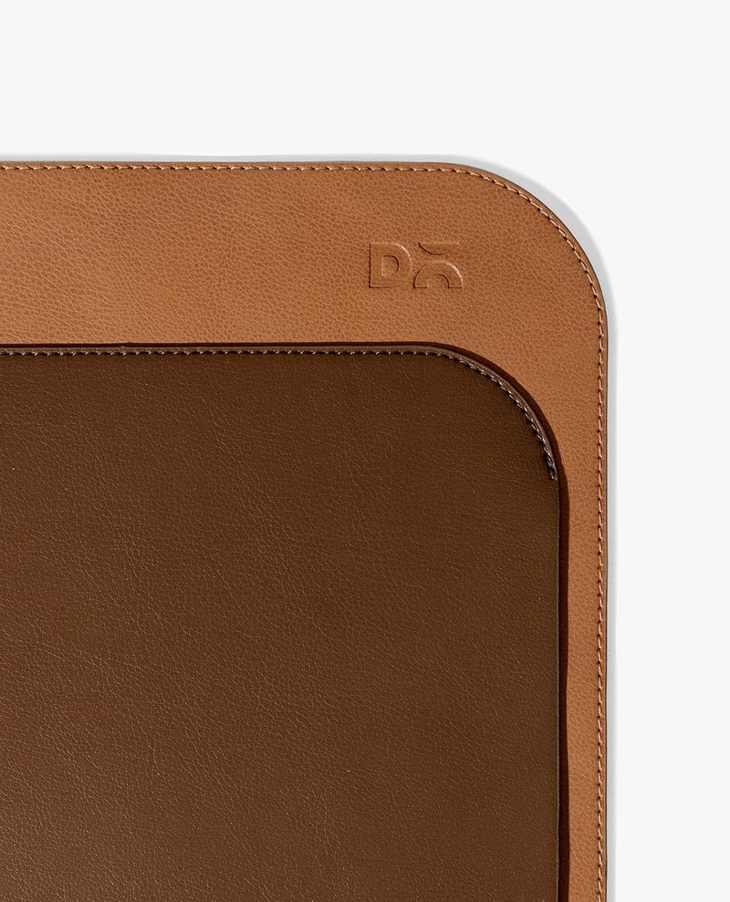 Daily Objects حصيرة مكتب/لابتوب كبيرة من جلد نباتي فاخر من دارت للعمل من المنزل/المكتب/الألعاب | منظم كابلات وتخزين مخفي | ماوس باد موسع ومقاوم للماء - تان - موديل - R1 - Image 5