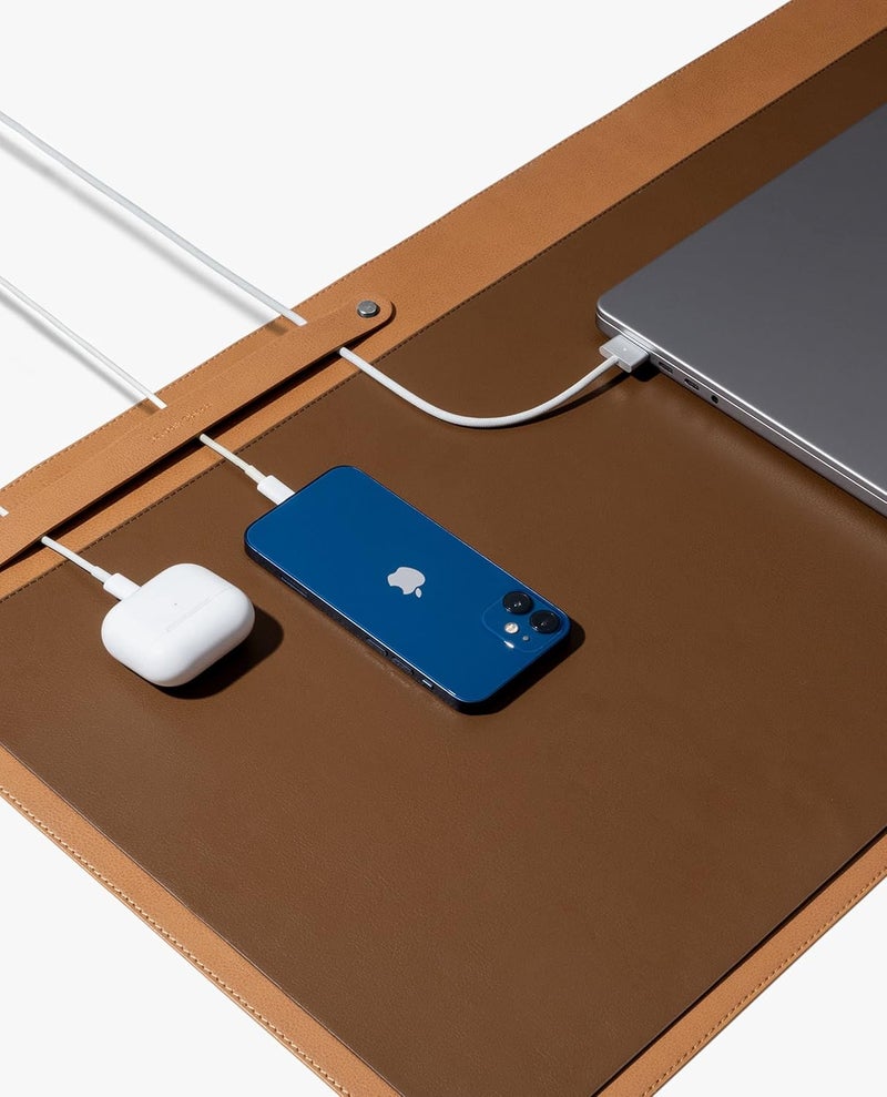 Daily Objects حصيرة مكتب/لابتوب كبيرة من جلد نباتي فاخر من دارت للعمل من المنزل/المكتب/الألعاب | منظم كابلات وتخزين مخفي | ماوس باد موسع ومقاوم للماء - تان - موديل - R1 - Image 2