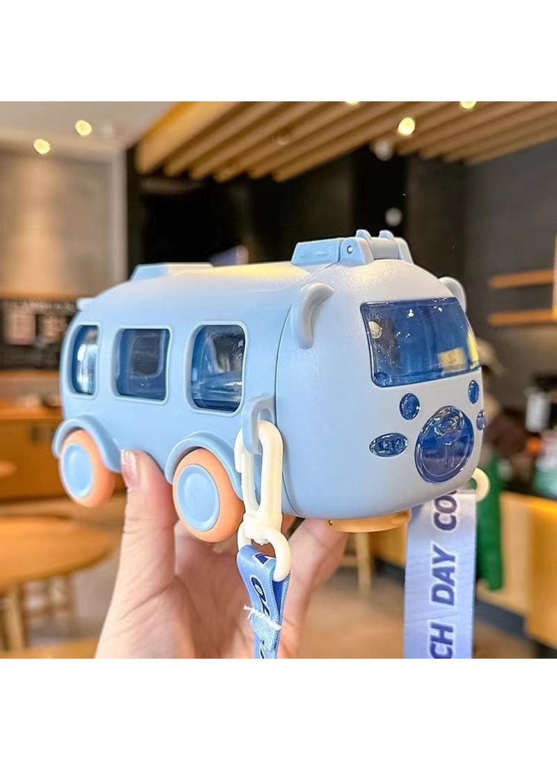 عربست زجاجة مياه بقش الحافلة مع حزام، زجاجات مياه محمولة على شكل دب لطيف بسعة 17 أونصة بعجلات متحركة، إبريق شرب دب خالٍ من مادة BPA مانع للتسرب لرحلات التخييم للفتيات الرياضة المدرسية (أزرق) - Image 1